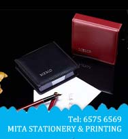 畢業帽/ 呔/ 圍裙/ T恤/ 衛衣/ 外套/ 風褸/ 襪/ 絲巾