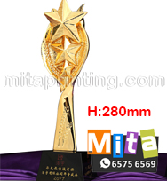 畢業帽/ 呔/ 圍裙/ T恤/ 衛衣/ 外套/ 風褸/ 襪/ 絲巾