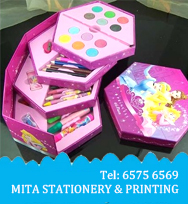 畢業帽/ 呔/ 圍裙/ T恤/ 衛衣/ 外套/ 風褸/ 襪/ 絲巾