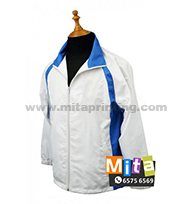 畢業帽/ 呔/ 圍裙/ T恤/ 衛衣/ 外套/ 風褸/ 襪/ 絲巾